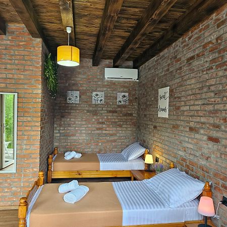 Borealis Guest House Koman Bagian luar foto
