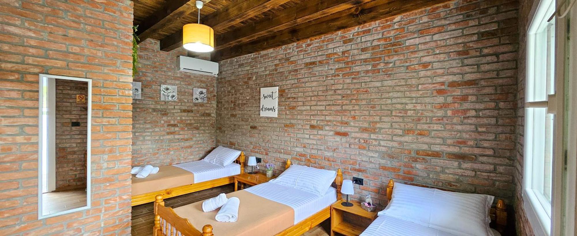 Borealis Guest House Koman Bagian luar foto