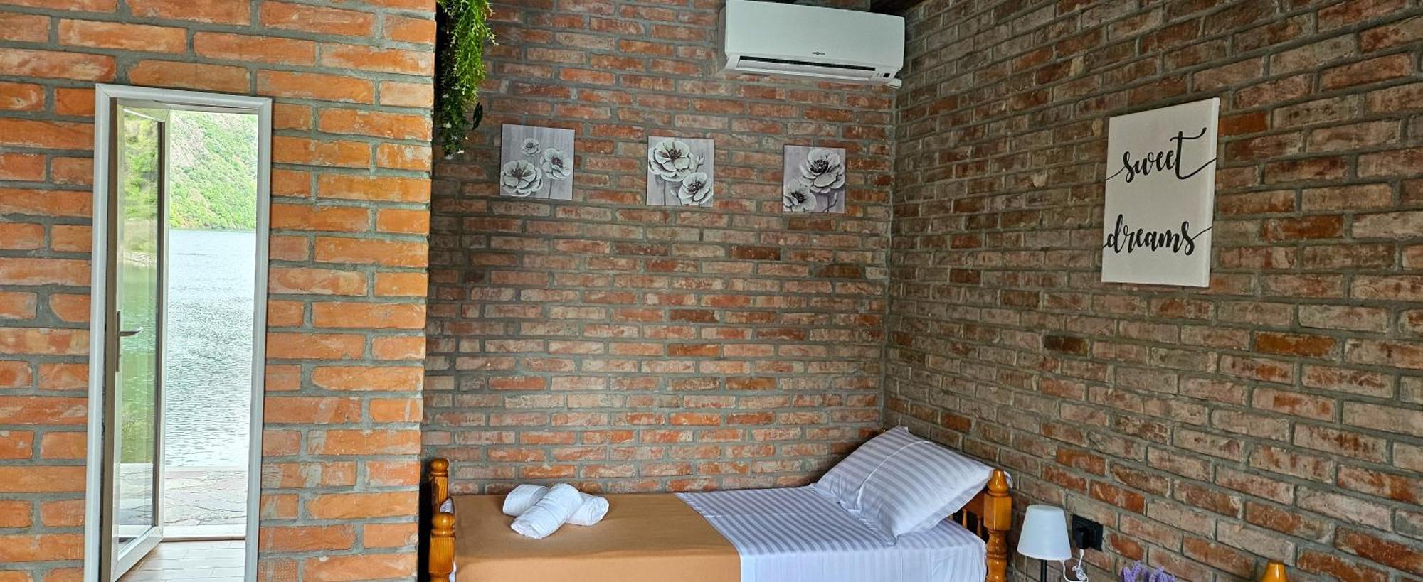 Borealis Guest House Koman Bagian luar foto