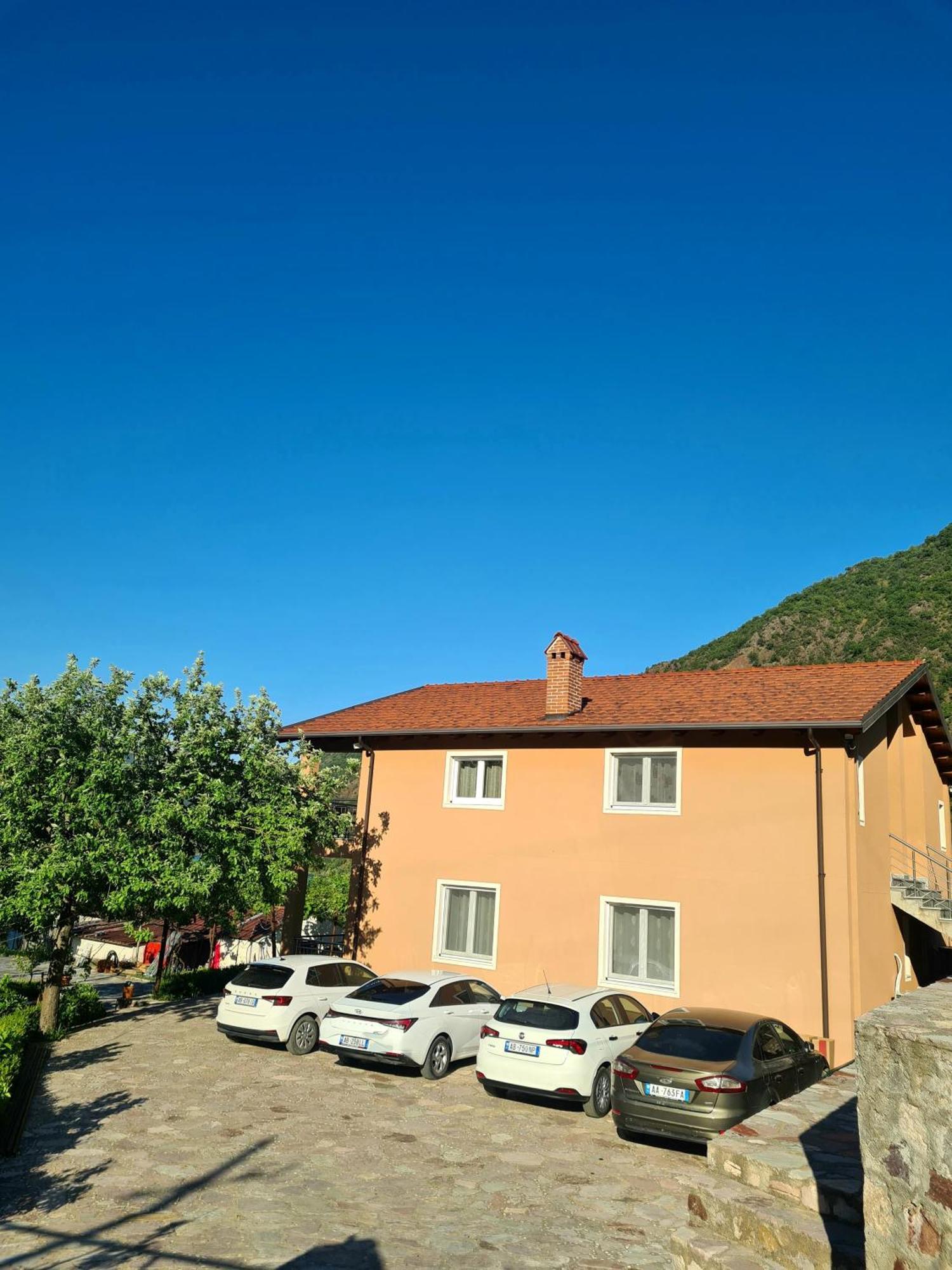 Borealis Guest House Koman Bagian luar foto