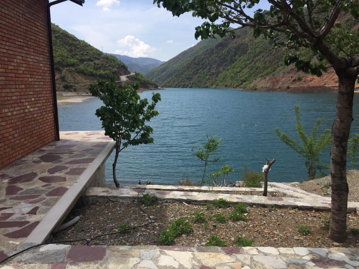 Borealis Guest House Koman Bagian luar foto