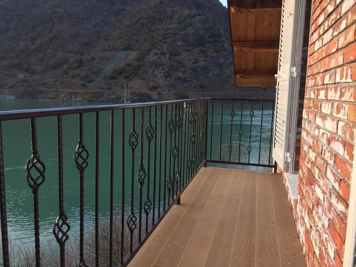 Borealis Guest House Koman Bagian luar foto