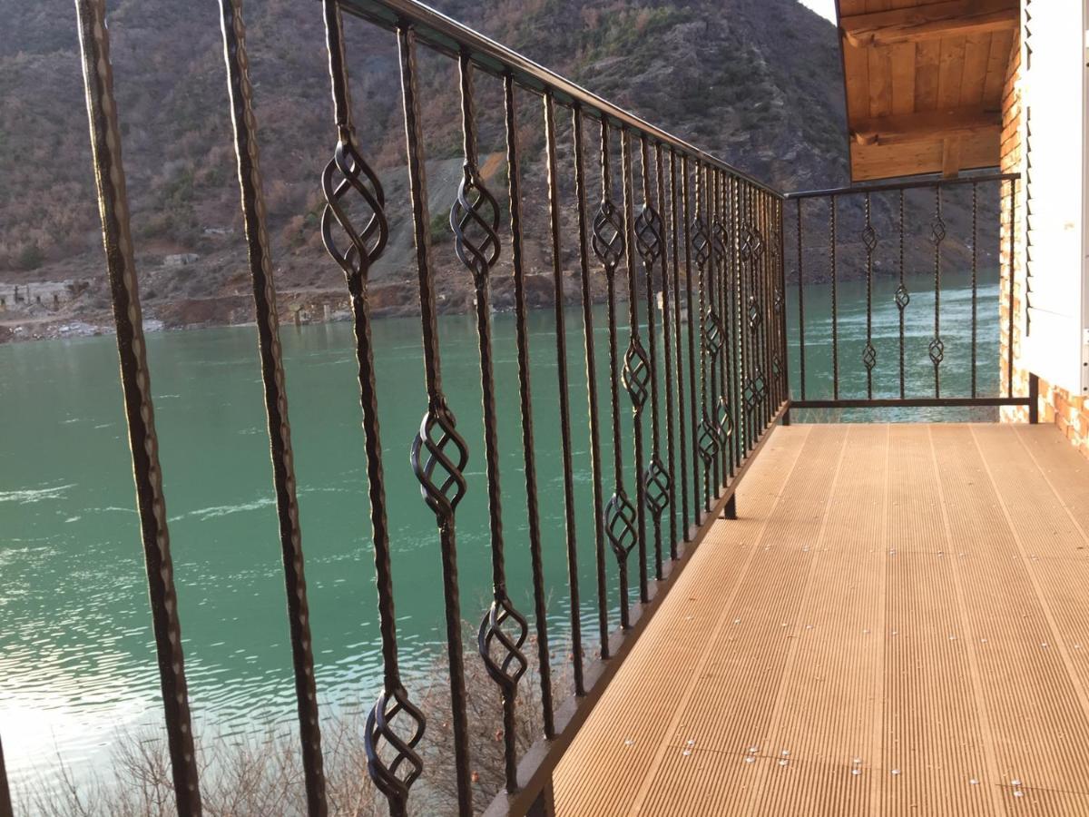Borealis Guest House Koman Bagian luar foto