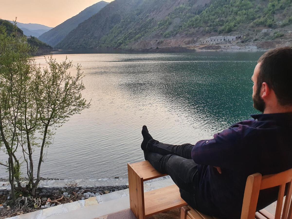 Borealis Guest House Koman Bagian luar foto